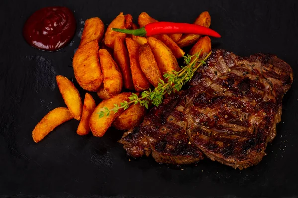 Kızarmış patates ve ızgara biftek.