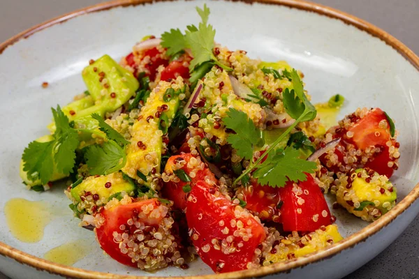 Avokado, sebze ve quinoa salata
