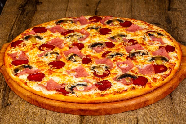 Pizza Med Korv Och Ost — Stockfoto