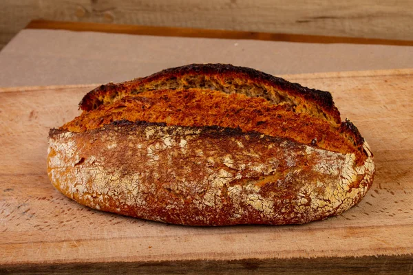 Yapımı Lezzetli Ekmek Ahşap Arka Plan Üzerine — Stok fotoğraf