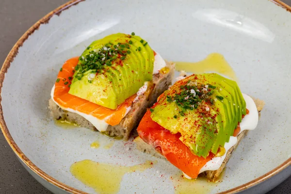 Bruschetta Met Zalm Room Avocado — Stockfoto