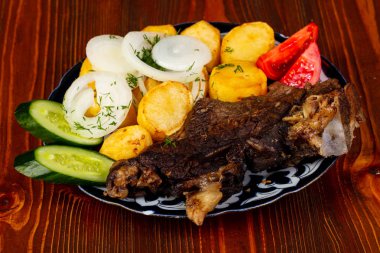 Patates ve soğan sığır eti kebabı