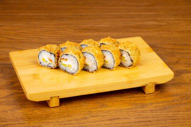 Lezzetli kızarmış tempura yılan balığı ile rulo