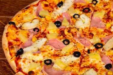 Jambon, ananas ve peynirli pizza