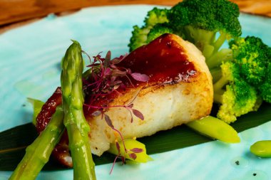 Pisi balığı balık brokoli ve fasulye ile