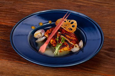 Kızarmış morina balığı tarak ve sos ile