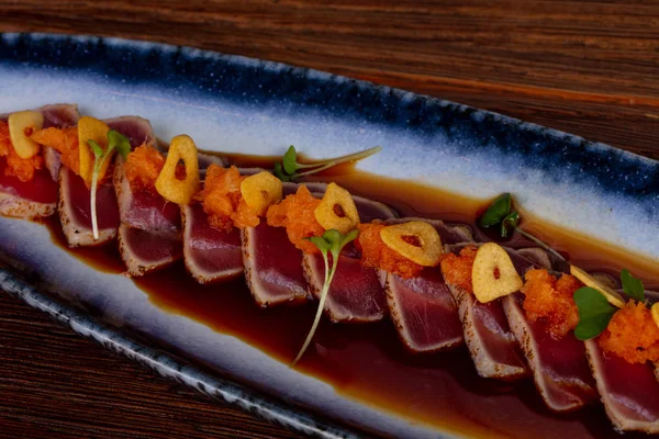Grilované Plátky Tuňáka Sashimi Omáčkou — Stock fotografie
