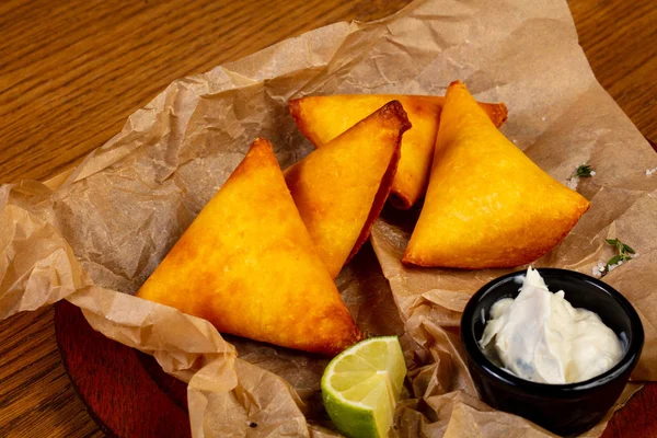 Sabrosos Empanados Rellenos Con Salsas — Foto de Stock