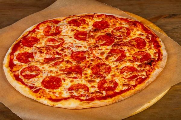 Pizza Con Salami Tomates —  Fotos de Stock