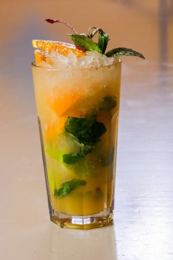 Mojito ile portakal kiraz hizmet