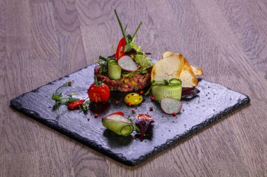 Çiğ biftek tartar Bıldırcın yumurta hizmet