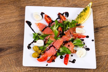 Somon salatası yumurta ve Balzamico