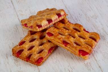 Reçelli enfes poğaçalı börek.