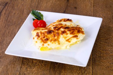 Patates graten peynirli domates hizmet