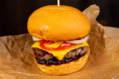 Et ve peynir ile lezzetli ev yapımı Hamburger