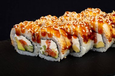 Yılan balığı ile Japon soğuk rulo