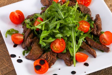 Ruccola ve domates ile sığır eti