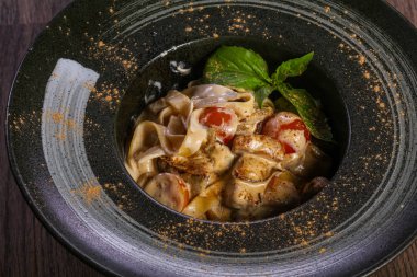 Lezzletli makarna mantar hizmet fesleğen ile