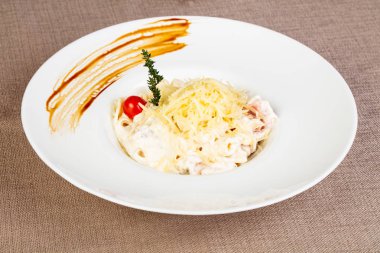 İtalyan makarna Carbonara pastırma ile