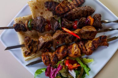 Barbekü et ve sebze tabağı.