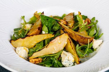 gorgonzola peyniri ve armut salatası