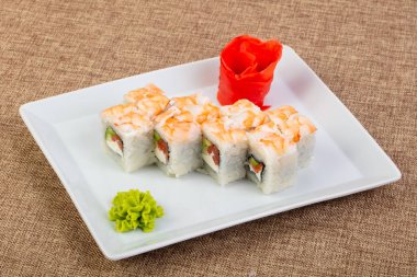 Karides ve somon ile rulo