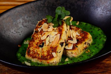 Sos ve fındık ile tofu pirzola