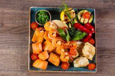 Balık ve Karides tabağı ızgara sebze devam eder.