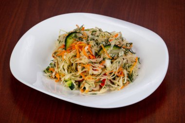 Lahana salatası salata salatalık ile