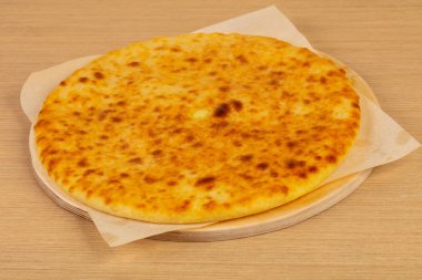 Ahşap arka plan üzerinde geleneksel Osetya pasta