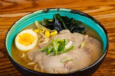 Sığır eti ile miso ramen çorbası