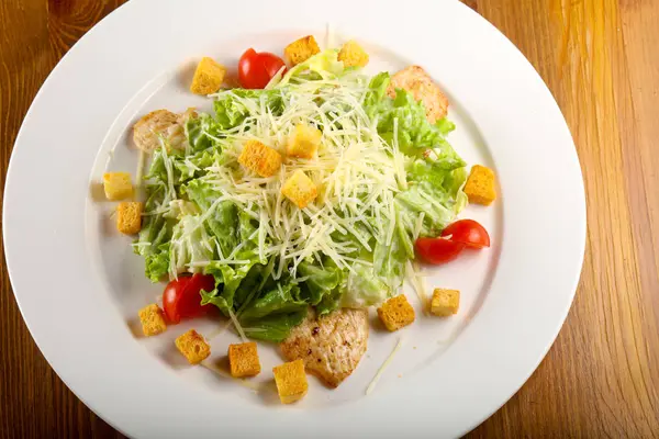 Salada Caesar Com Frango — Fotografia de Stock
