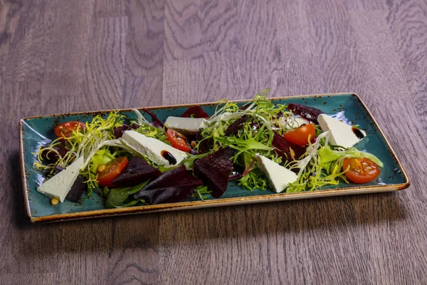 Kaas Bieten Wortel Salade Tomaat Geserveerd — Stockfoto