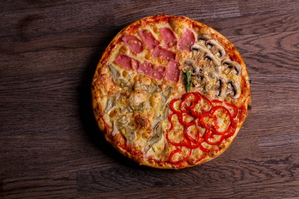 Smaczne Pizza Assortie Kiełbasy Grzyby Warzywa — Zdjęcie stockowe