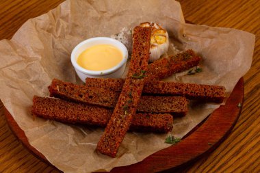 Sarımsak croutons sos ve kekik ile