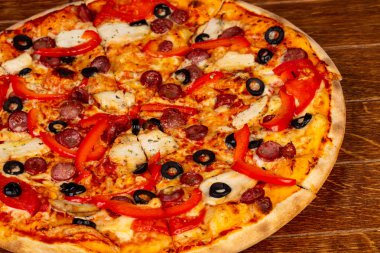 sosis ve zeytin pizza