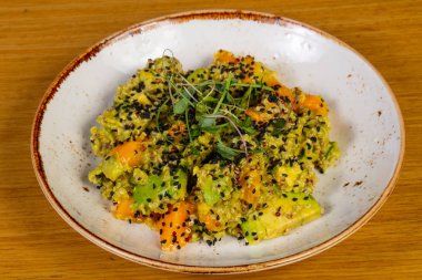 Vegan mango ve avokado salatası