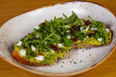 Avokado, peynir ve kuru domates Bruschetta