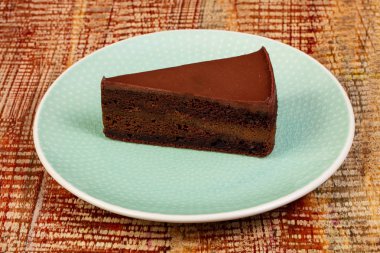 Kalenin içinde çikolatalı pasta dilimi