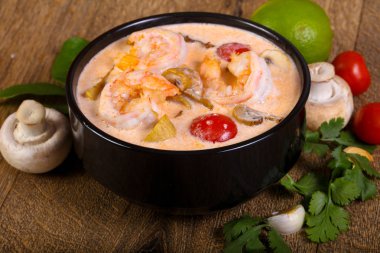 Karidesli geleneksel Tom Yam çorbası.