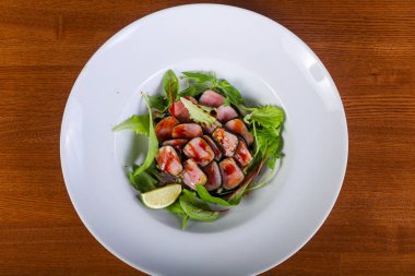 Ton balığı salatası kireç ve otlar