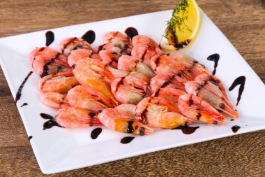 Haşlanmış karides sos ve limon ile