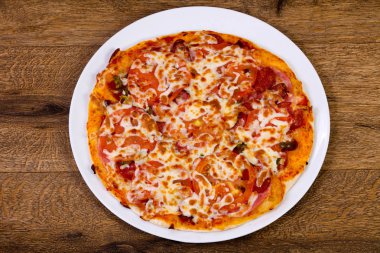 Sosis, biber ve domates pizza