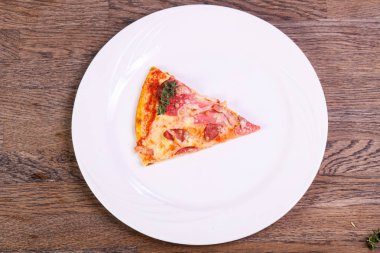 Pizza jambon peynir ve sosis 