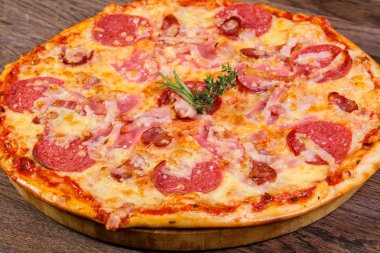 Pizza jambon peynir ve sosis 