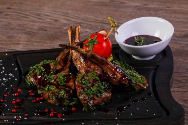 Soslu kuzu kaburga kavrulmuş