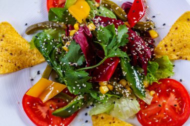 Avokado ve mısırlı sebze salatası