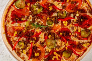 Kıyma ve domatesli pizza.