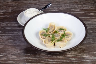 Ekşi kremalı lezzetli ev yapımı hamur tatlısı.