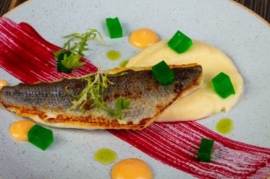 Soslu kızarmış levrek fileto